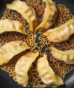 Gebakken dumplings met seizoensgroenten uit de tuin